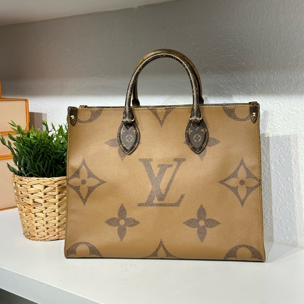 Louis Vuitton Monogram Canvas OnTheGo MM Shoulder Bag Totes